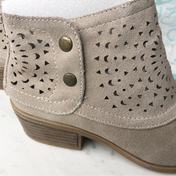 BareTraps Gaige Suede Leather Bootie Cobblestone - 7.5 W Taupe Zip side - Picture 2 of 8